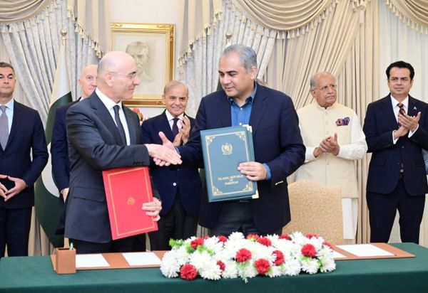 الحجار يلتقي رئيس الوزراء الباكستاني في إسلام آباد... ومذكرة تفاهم لتبادل السجناء