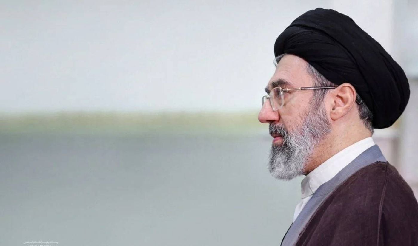 السيد مجتبى خامنئي يتوجه برسالة إلى الإيرانيين بمناسبة يومي العمال والمعلم