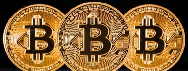 البتكوين تنخفض بنحو 50% من أعلى مستوى لها في عام 2021