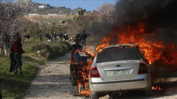 مستوطنون إسرائيليون يحرقون مركبتين فلسطينيتين جنوبي نابلس