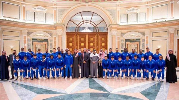 ولي العهد السعودي يستقبل فريق الهلال بعد اللقب الآسيوي
