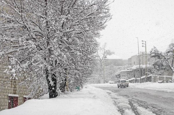 انحسار المنخفض الجوي: أمطار متفرقة وثلوج على 1100 متر ثمّ صقيع وجليد!