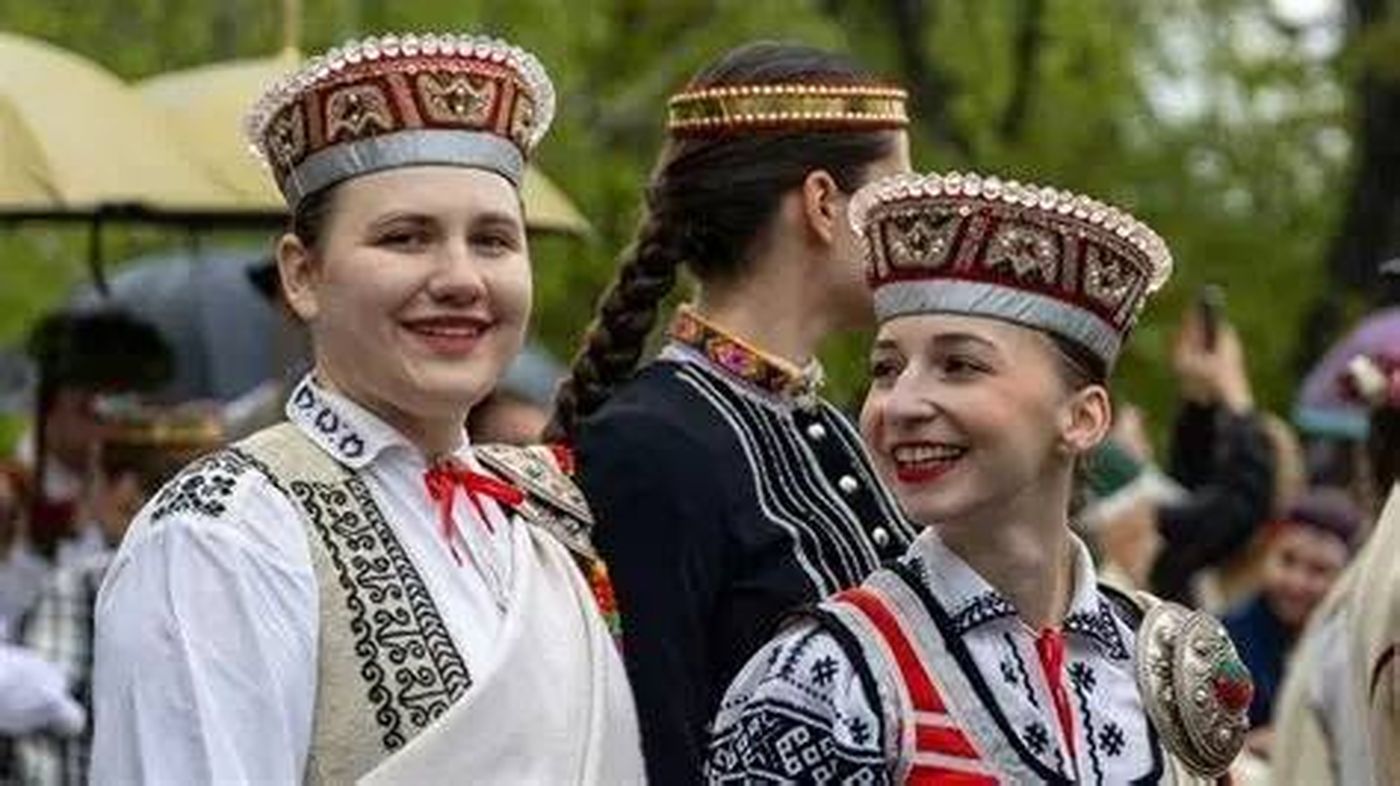 نقص الرجال في لاتفيا يدفع النساء لتوظيف 