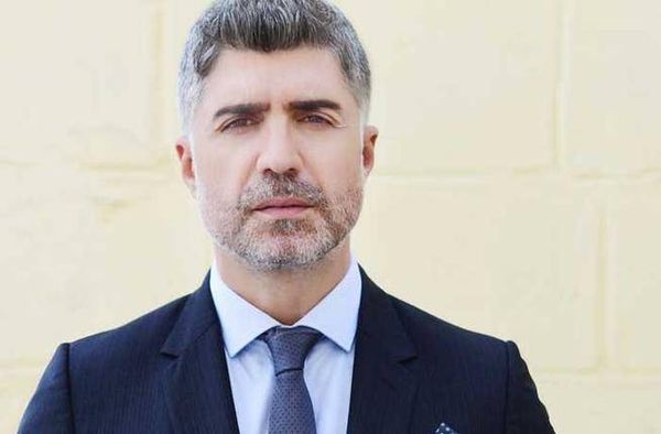 أوزجان دنيز يفاجئ زوجته بهديةٍ ثمنها نصف مليون... فما هي؟