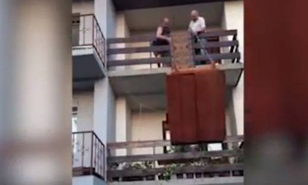 بالفيديو: محاولة إنزال خزانة من الشرفة.. والنهاية مروّعة!