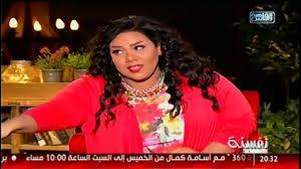 بالفيديو: مذيعة "تعض" زميلتها على الهواء