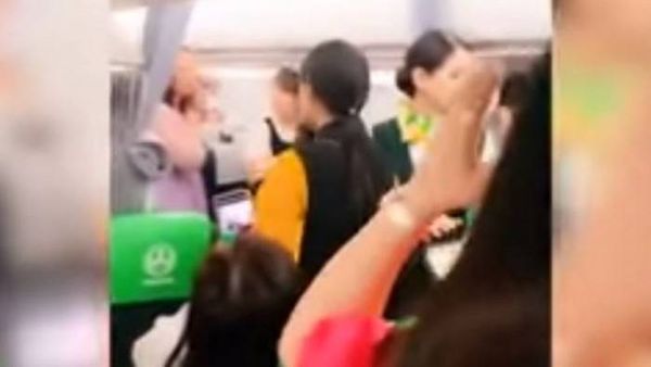 بالفيديو: راكبة تؤخّر إقلاع طائرة حتى تستكمل ابنتها التسوّق!