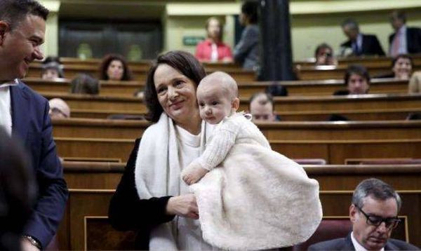 بالصور: وسط مغازلة الأعضاء.. برلمانية ترضع طفلها في “نواب الإسباني”