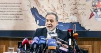 عراقجي والوفد الإيراني يواصلان المفاوضات في نيويورك بعد مغادرة بزشكيان