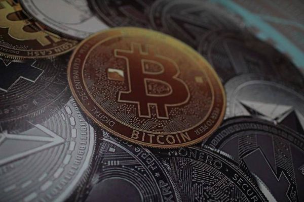 بتكوين تتماسك فوق 7 آلاف دولار بعد تسجيل ذروة 9 أشهر