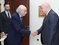 جنبلاط يختلف مع عون ولا يشكل جبهة ضدّه... ماذا وراء موقفه؟