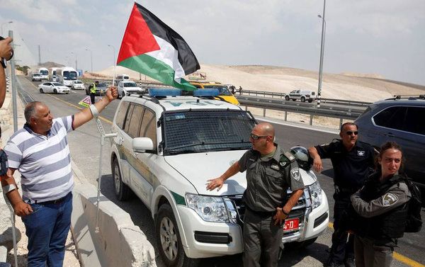 فلسطينيون يقيمون بيوتا من الصفيح قرب تجمع الخان الأحمر المهدد بالهدم