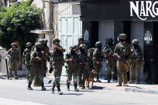 محافظة القدس: قوات الاحتلال توزع إخطارات هدم في شارع مطار مخيم قلنديا شمال القدس المحتلة