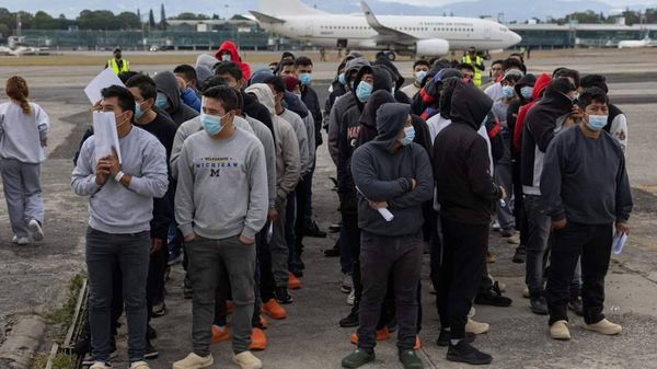 كولومبيا تستأنف رحلات ترحيل المهاجرين من أميركا