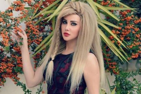 بالصور- تعرفوا على والدة جيني اسبر