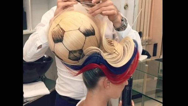بالفيديو- آخر صيحات الموضة من وحي كأس العالم.. صففي شعرك بكرة قدم