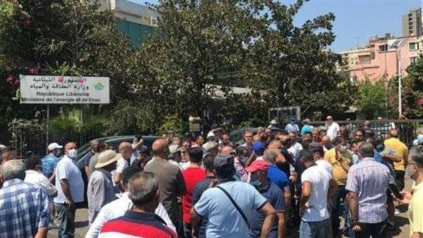 "خزاناتنا اليوم فارغة ".. اعتصام لاصحاب المولدات امام وزارة الطاقة