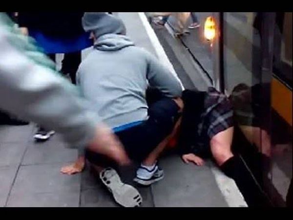 بالفيديو فتاة تتعارك مع شاب تحرش بها امام صديقها الجبان