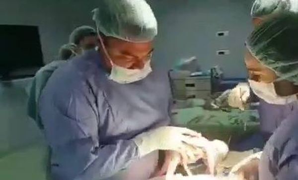 فيديو من داخل غرفة التوليد.. لبنانية تُنجب 4 توائم عن طريق حمل طبيعي