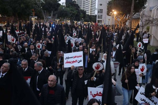 آلاف الفلسطينيين يحتجون في تل أبيب ضد الجريمة