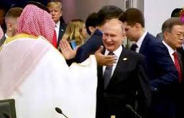 المصافحة الودية بين بوتين ومحمد بن سلمان.. كيف علق الكرملين على ذلك؟