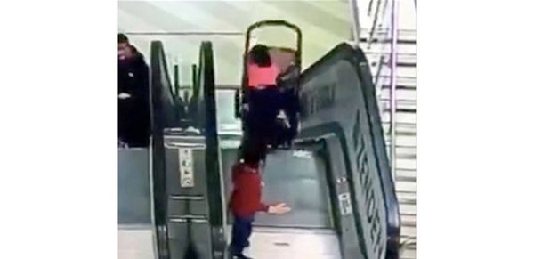 مشهد قاسٍ... طفلة وشقيقها الأصغر ينقلبان على السلم الكهربائي!