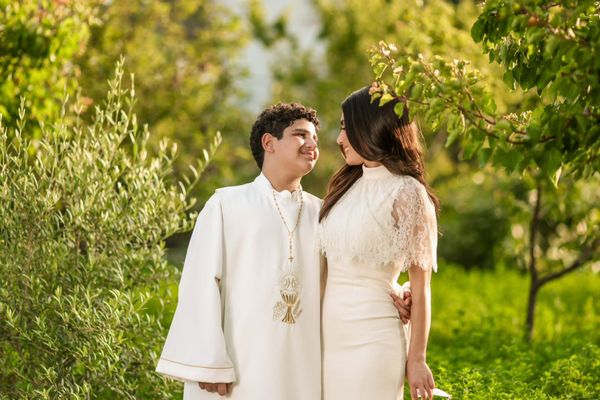 ليال الاختيار تخطف الأنظار في مناولة ابنها طوني.. إطلالة بيضاء مميزة