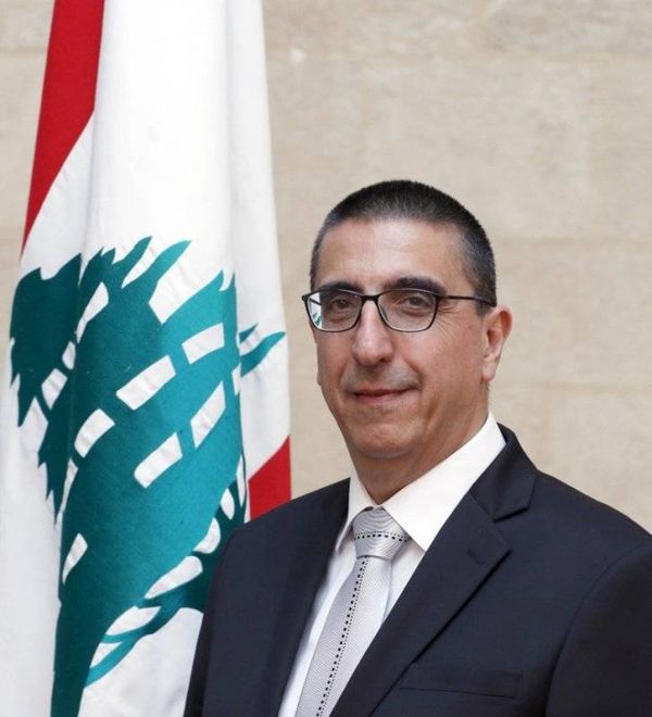 حجار من أمام وزارة الشؤون الإجتماعية: 