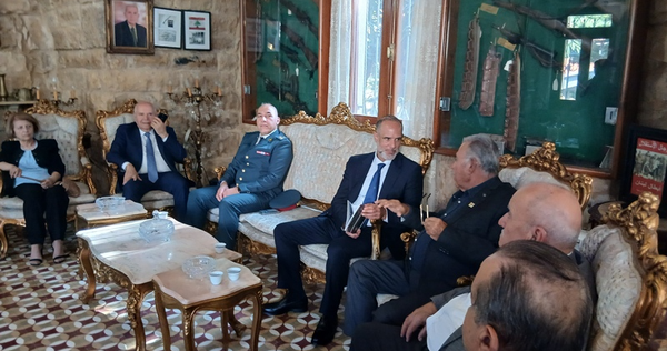 رسامني زار بيت الاستقلال في بشامون: الجيش رمز الوحدة الوطنية