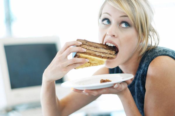 بحث طبي يكشف سبب الأكل باستمرار