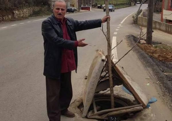 أغلق الحفرة أمام منزله في عكار.. "على طريقته"