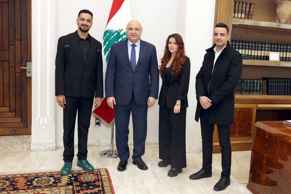 اطلع من الحاج ومكي على ما حققته وزارتاهما... وعزّى الرئيس السويسري
رئيس الجمهوريّة هنأ فرقة 