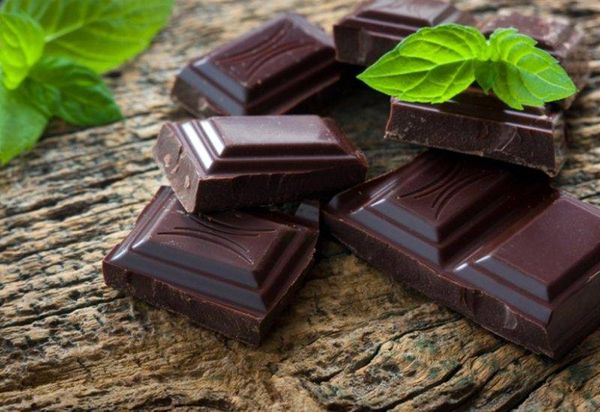 الشوكولاتة الداكنة أم التوت الأزرق... أيهما أقوى بمضادات الأكسدة؟