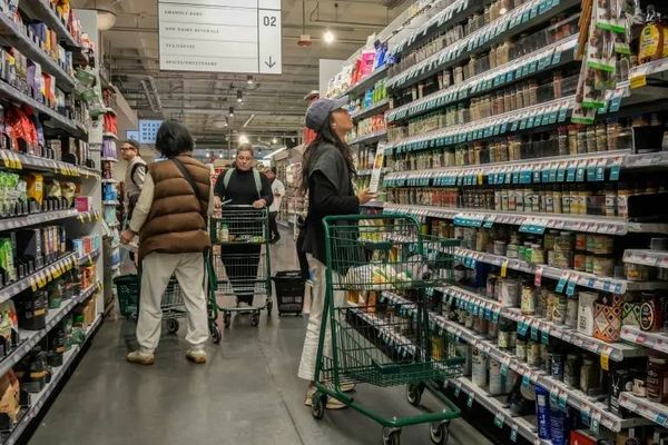 الأعلى منذ 25 عاما.. 55% من الأميركيين يواجهون تدهورا بأوضاعهم المعيشية