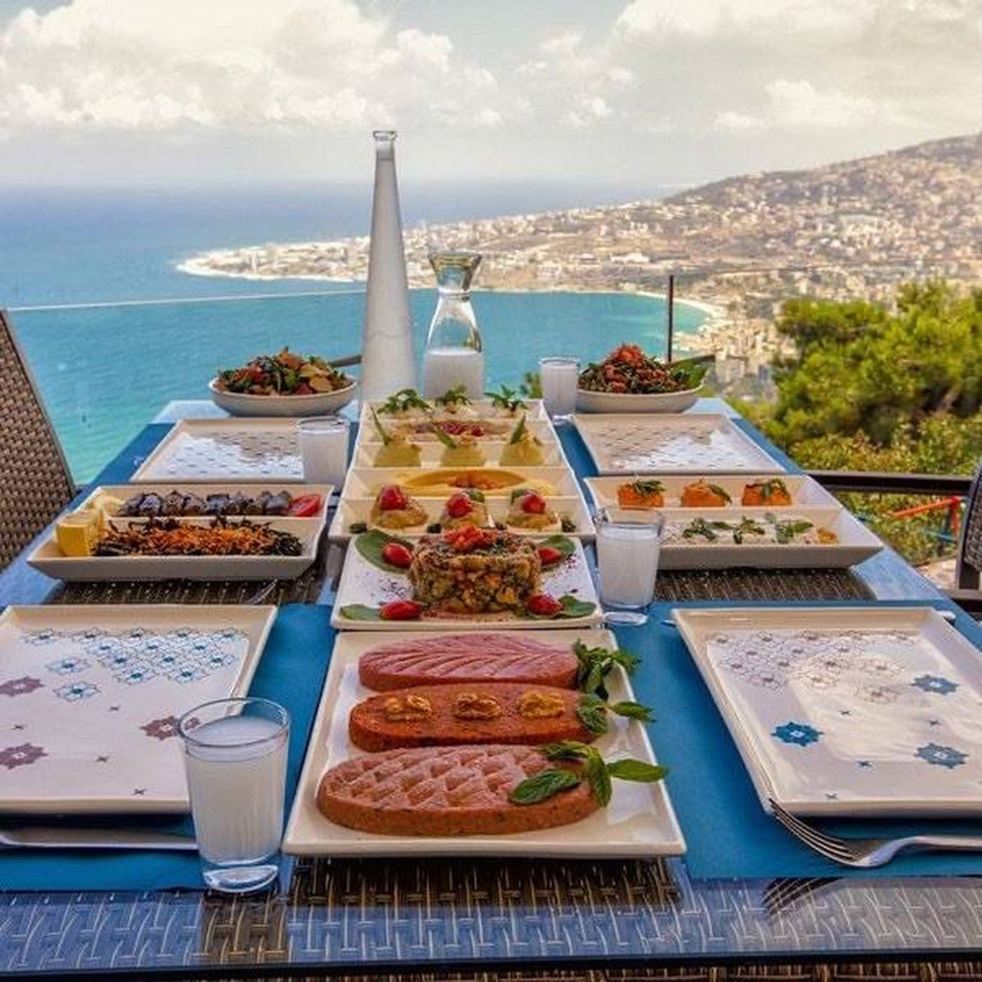 القطاع السياحي في مواجهة تعميم التسعير بالليرة… ونقابة المطاعم ترفع الصوت