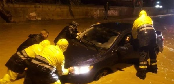 في المعاملتين: علقوا داخل سياراتهم.. وهكذا تمّ انقاذهم (صور)