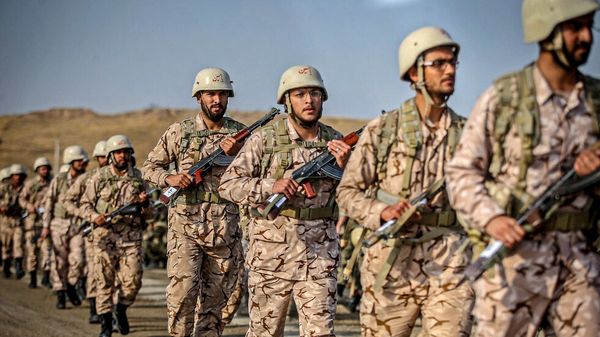 وكالة تسنيم: قوات الأمن بدأت تطهير مخبأ لجماعة مسلحة بمدينة زاهدان جنوب شرقي إيران