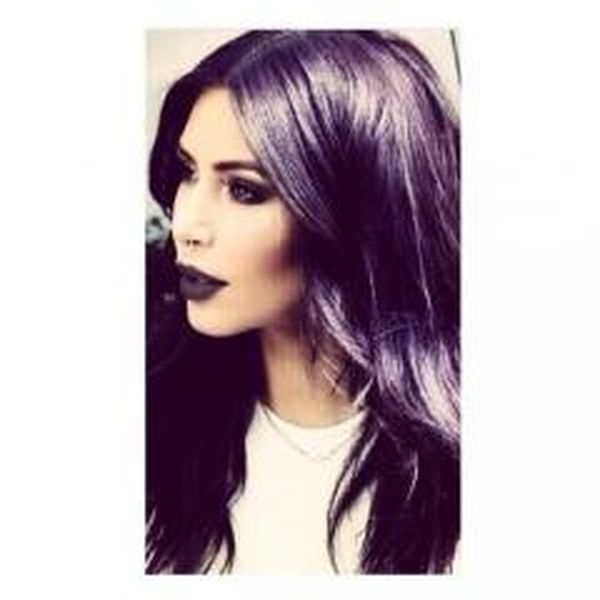 كيم كارداشيان تطلّ بلوك غريب وصادم

