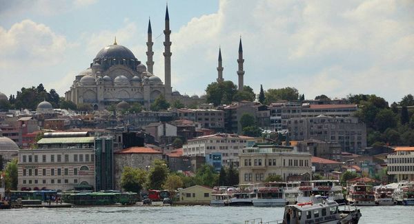 آلاف الأتراك يتظاهرون في اسطنبول