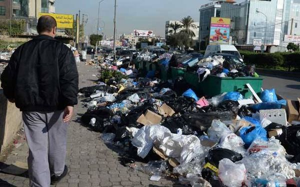 سعد انتقد فكرة نقل النفايات الى صيدا مقابل المال
الخطيب ينفي علمه بالتوقّف عن جمع
النفايات وأكد أن لا بديل عن الكوستابرافا