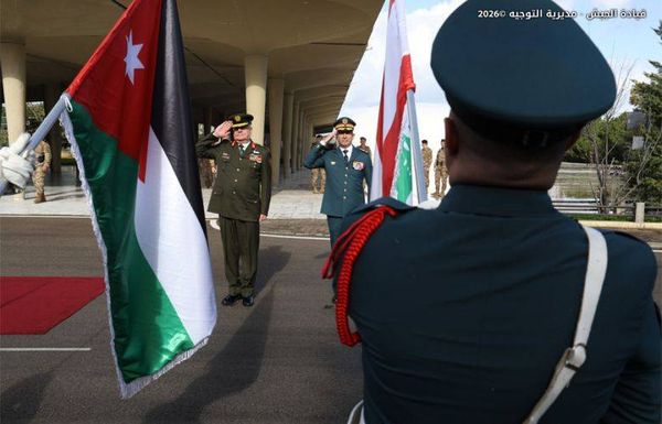 قائد الجيش الأردني بحث مع هيكل تعزيز التعاون بين الجيشين:
مستمرّون في تزويد الجيش بالعتاد والتدريب