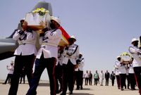 الكاظمي يستقبل جثامين ضحايا القصف التركي في مطار بغداد الدولي