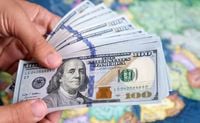 الدولار يتمسك بمكاسبه وسط مخاوف التضخم وارتفاع أسعار الطاقة