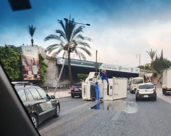 زحمة سير خانقة على أوتوستراد جونية إثر انقلاب "بيك آب"