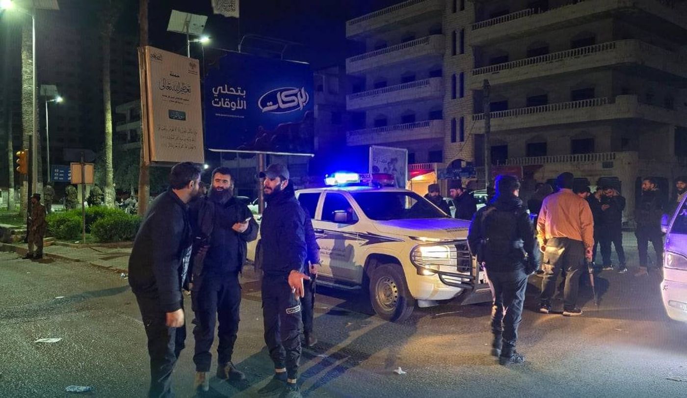 سوريا: مجموعات من أنصار السلطة تقتحم أحياء في اللاذقية وتخرّب الممتلكات