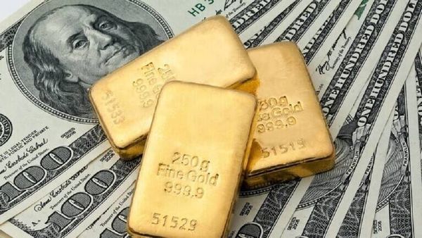 خبير يتوقع مدى يجب استبدال الدولارات بالذهب