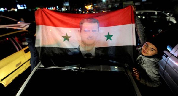 بالصور.. الرئيس الأسد وزوجته يستقبلان أبناء الشهداء المتفوقين