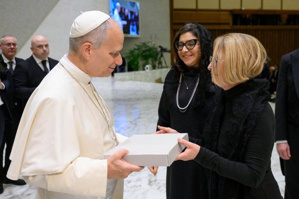 البابا لاوون يتسلّم مخطوطة عن 