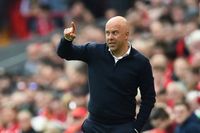 إحباط وتساؤلات... تكلفة ضخمة لإقالة سلوت من تدريب ليفربول