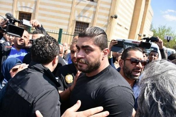 خالد سليم لم يتمالك دموعه وانهار في عزاء والده